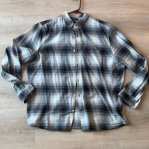 GAP Men's Black and Gray Plaid Button Down Shirt